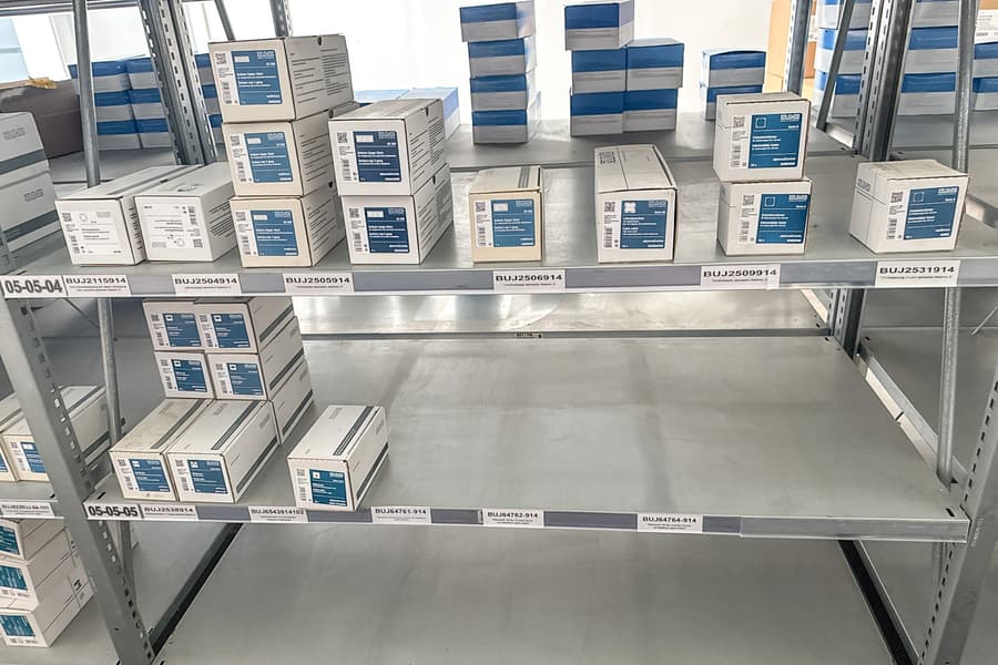 Inhalt von 2 Regalebenen: Elektroinstallationsbedarf